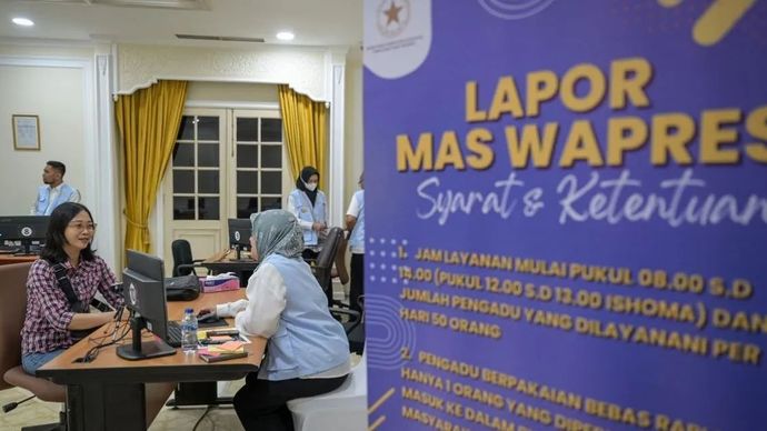 Petugas melayani laporan warga di Istana Wakil Presiden, Jakarta, wakil Presiden Gibran Rakabuming Raka meluncurkan program Lapor Mas Wapres bagi masyarakat yang ingin menyampaikan keluhan, saran, dan gagasan secara langsung setiap Senin hingga Jumat pukul 08.00 hingga 14.00 WIB dengan kuota 50 orang per hari, Senin 18 November 2024.