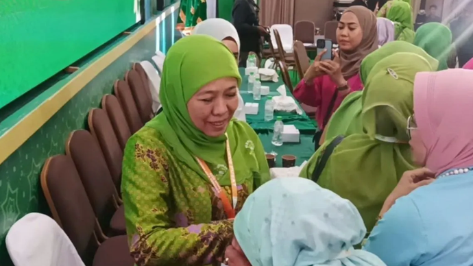 Khofifah Indar Parawansa menerima ucapan selamat dari peserta kongres setelah terpilih sebagai Ketua Umum Dewan Pembina Muslimat NU periode 2025-2030 di Surabaya, Jawa Timur, Sabtu (15/2/2025) dini hari. 