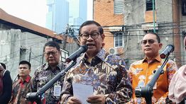 Pramono Anung Serahkan Bantuan Pemutihan Ijazah Tahap 4