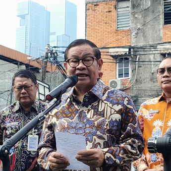 Pramono Anung Serahkan Bantuan Pemutihan Ijazah Tahap 4