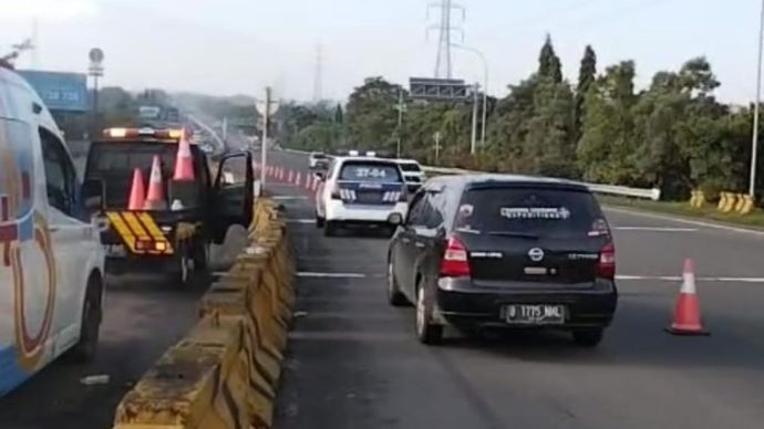 PT Jasa Marga (Persero) berlakukan contraflow mulai dari KM 44+400 sampai dengan KM 46+400 Ruas Tol Jagorawi arah Puncak.  