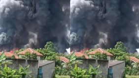 Beredar video memperlihatkan kebakaran hebat melanda Kawasan Industri Jatake Tangerang pada Minggu 7 Juli 2024.