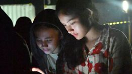 Potret Warga Aceh Tamiang, Kumpul Scrolling Ponsel Manfaatkan Listrik dari Rig Pertamina