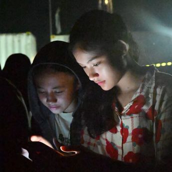 Potret Warga Aceh Tamiang, Kumpul Scrolling Ponsel Manfaatkan Listrik dari Rig Pertamina