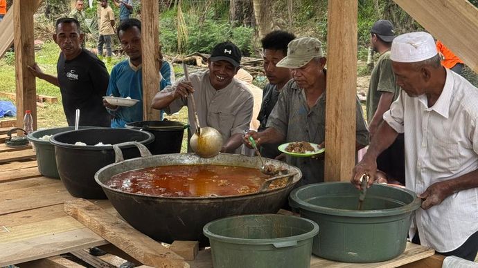 Masyarakat antusias menyantap Sedekah pribadi dari Presiden RI Prabowo Subianto untuk tradisi Meugang&nbsp;menyambut bulan suci Ramadan, di Desa Geudumbak, Langkahan, Aceh Utara, di lokasi, Selasa,&nbsp;17 Februari 2026.