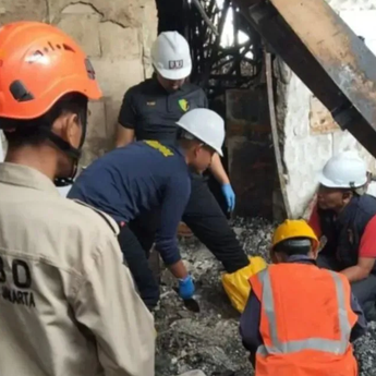 RS Polri Kembali Cek TKP Kebakaran Glodok Plaza untuk Cari Body Part Korban