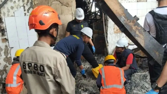 Proses evakuasi satu kantong jenazah korban kebakaran Glodok Plaza, Jakarta Barat, di dapur lantai 8 Glodok Plaza, Selasa (28/1/2025).