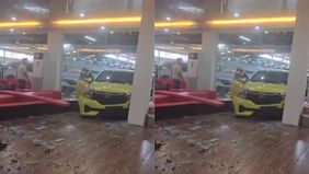 Beredar video memperlihatkan sebuah showroom hancur lebur usai tertabrak mobil Brio yang sedang terparkir. Hal tersebut menjadi viral di media sosial.