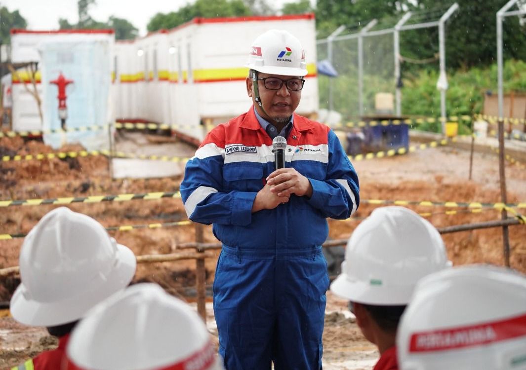 Direktur Pertamina Hulu Energi Awang Lazuardi mengungkapkan struktur Padang Pancuran merupakan penemuan besar PHE dengan hasil yang cukup memuaskan. Sumur Eksplorasi PPC-1 on stream per 23 Desember 2025, mengalirkan 541 BOPD minyak mentah. <b>(PT Pertamina Hulu Energi )</b>