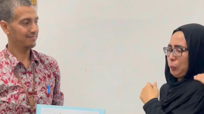 Tangkapan layar BSI Maslahat, lembaga pengelola dana ZISWAF melakukan kunjungan ke kediaman Meiliana, ibunda dari almarhum Argo Ericko Achfandi, salah satu penerima manfaat BSI Scholarship. 