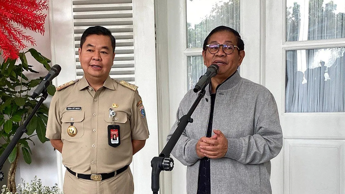 Gubernur Jakarta terpilih Pramono Anung (kanan) bersama Penjabat Gubernur DKI Jakarta Teguh Setyabudi di Balaikota Jakarta, Selasa (4/2/2025). 