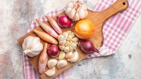 Bawang-bawangan, seperti bawang putih dan bawang merah, sering dikaitkan dengan aroma yang kuat.