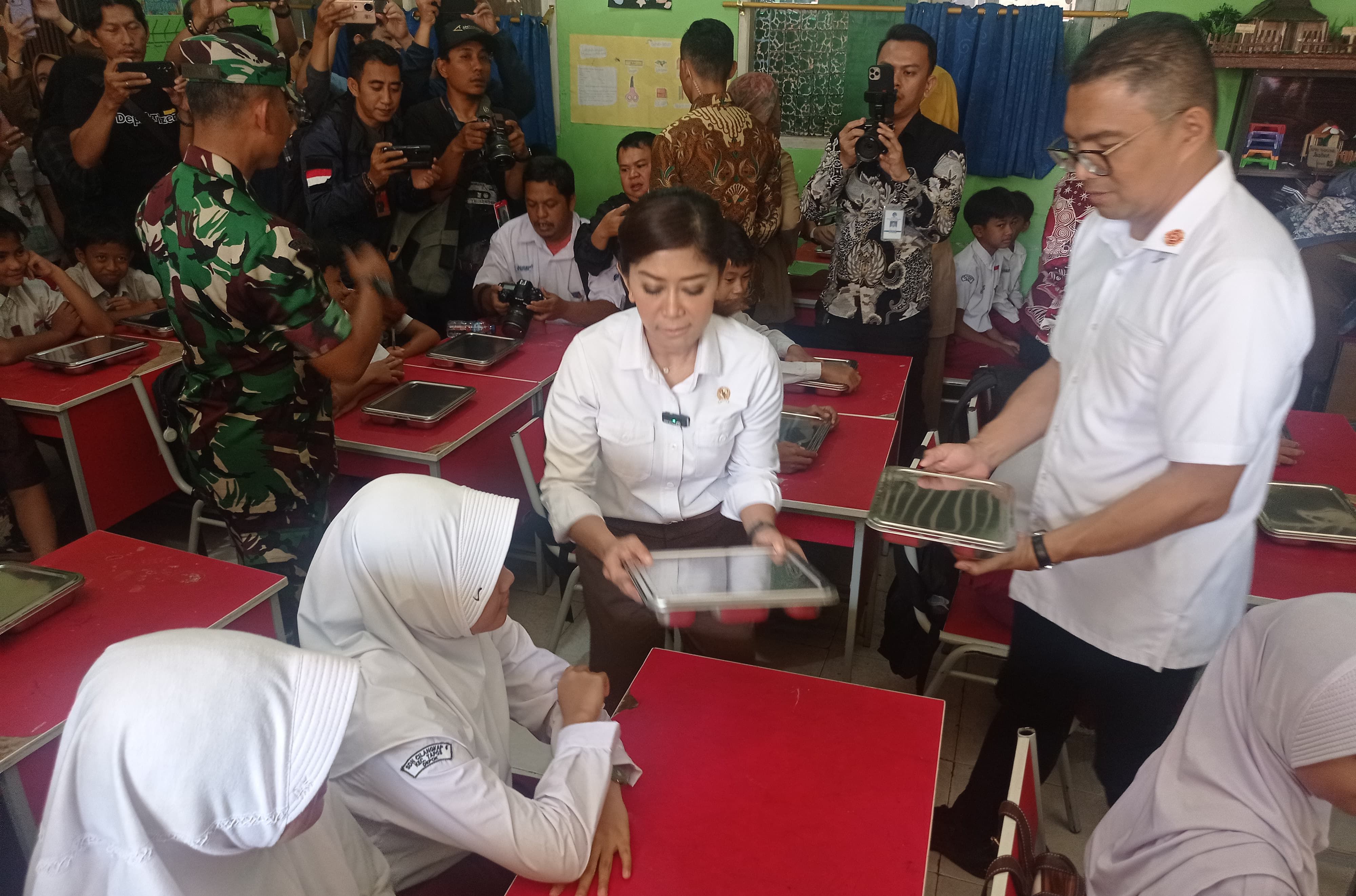 Meutya Hafid Tinjau Makan Bergizi Gratis di Depok <b>(Zaki Islami)</b>