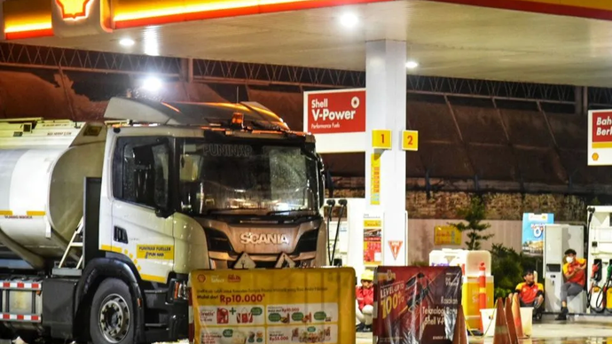 Pengendara sepeda motor melintas di SPBU Shell, Medan, Sumatera Utara, Selasa (16/4/2024). 