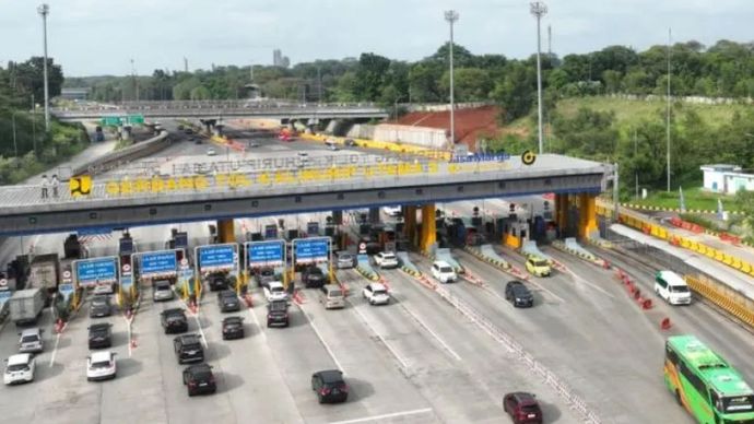 Suasana arus lalu lintas di Gerbang Tol Kalihurip Utama