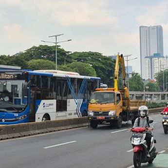 Bus TransJakarta Koridor 9 Keluarkan Asap Tebal di Halte Pancoran, Manajemen Buka Suara