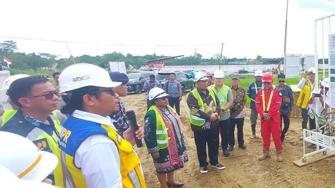 Wamendagri Dr. Ribka Haluk didampingi Pj Gubernur Papua Barat Daya Muhammad Musa'ad dan rombongan melihat kondisi pembangunan rusun ASN di Kota Sorong, Kamis (21/11/2024). 