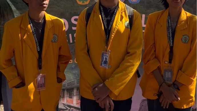 Tim mahasiswa relawan dari Universitas Nusa Cendana (Undana) saat menyampaikan apresiasi atas penanganan sigap pemerintah di Posko Pengungsian Nagekeo, NTT.