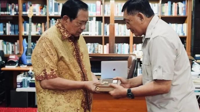 Mantan Presiden RI Susilo Bambang Yudhoyono (kiri) saat menerima undangan menghadiri upacara HUT ke-80 RI dari Menteri Pertahanan Sjafrie Sjamsoeddin (kanan) di kediaman SBY di Cikeas, Bogor, Jawa Barat, Rabu 13 Agustus 2025 (ANTARA/Ho-Akun Instagram @sjafrie.sjamsoeddin)