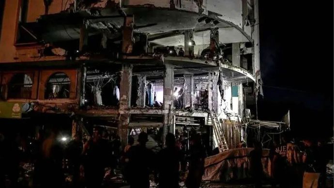 Petugas pemadam kebakaran menangani kebakaran di sebuah bangunan yang rusak di dekat Rumah Sakit Al-Ahli (Baptist) setelah serangan Israel di bagian timur Kota Gaza, Jalur Gaza, pada 30 Juli 2026