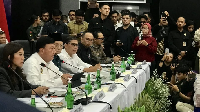 Menteri Koordinator Bidang Politik dan Keamanan Budi Gunawan (dua kiri) menjelaskan hasil kerja sementara Desk Pemberantasan Judi Online di Kantor Kementerian Komunikasi dan Digital, Jakarta, Kamis (21/11/2024).