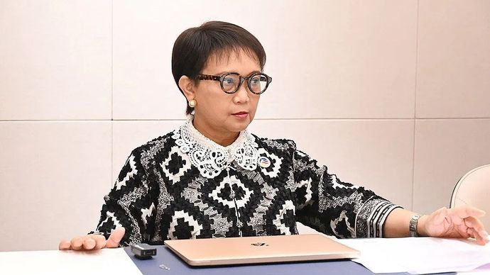 Menteri Luar Negeri Retno Marsudi saat menyampaikan keterangan terkait serangan Israel di Libanon, di sela-sela rangkaian kegiatan KTT ke-45 ASEAN di Vientiane, Laos, Jumat (11/10/2024). 