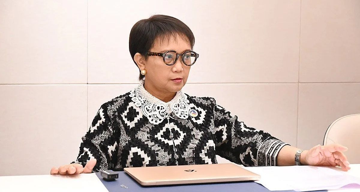 Menteri Luar Negeri Retno Marsudi saat menyampaikan keterangan terkait serangan Israel di Libanon, di sela-sela rangkaian kegiatan KTT ke-45 ASEAN di Vientiane, Laos, Jumat (11/10/2024).  <b>(Antara)</b>