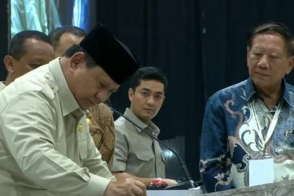 Tangkapan layar - Presiden Prabowo Subianto menandatangani prasasti dalam peresmian pabrik perakitan kendaraan komersial berbasis listrik milik PT VKTR Teknologi Mobilitas, di Magelang, Jawa Tengah, Kamis (9/4/2026). ANTARA/Youtube Sekretariat Presid