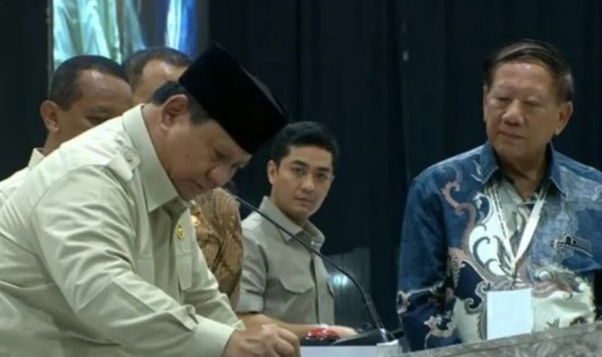 Tangkapan layar - Presiden Prabowo Subianto menandatangani prasasti dalam peresmian pabrik perakitan kendaraan komersial berbasis listrik milik PT VKTR Teknologi Mobilitas, di Magelang, Jawa Tengah, Kamis (9/4/2026). ANTARA/Youtube Sekretariat Presid <b>(Antara)</b>