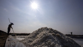 Badan Meteorologi, Klimatologi, dan Geofisika (BMKG) Jawa Barat memprediksi sekitar 66 persen wilayah di provinsi tersebut akan mengalami musim kemarau lebih awal dengan kondisi yang jauh lebih kering dibandingkan biasanya.