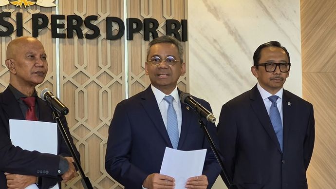 Menteri Keuangan (Menkeu) Suahasil Nazara bersama Wakil Menteri Keuangan Juda Agung dan Ketua Badan Anggaran DPR Said Abdullah.