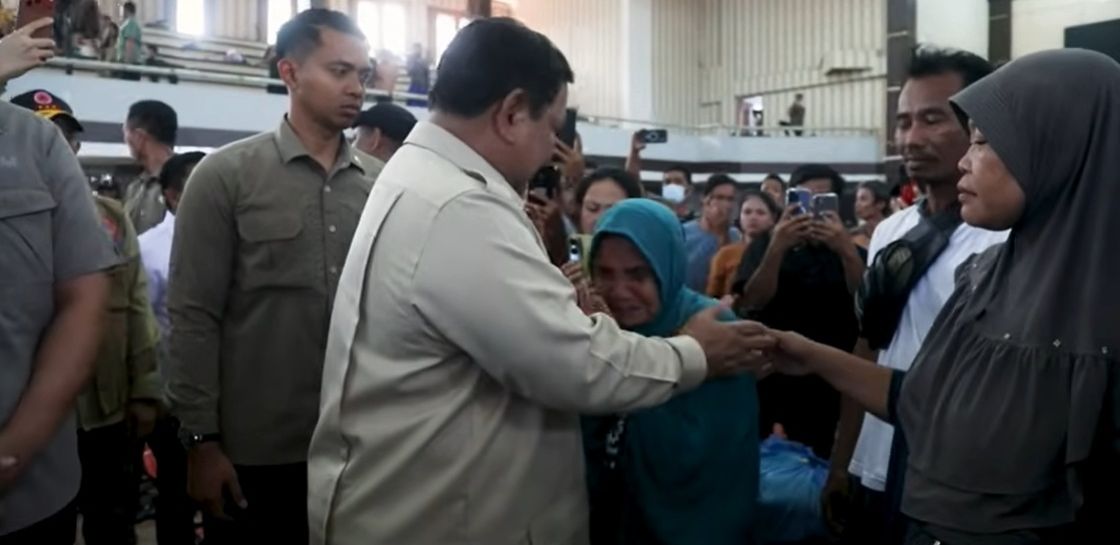Presiden Prabowo Subianto disambut peluk dan tangis seorang ibu korban bencana alam saat berkunjung ke lokasi pengungsian di Tapanuli Tengah, Sumatera Utara, Senin, 1 Desember 2025.  <b>(Youtube: Sekretariat Presiden)</b>