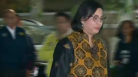 Sri Mulyani baru saja keluar dari kediaman pribadi Presiden Terpilih Prabowo Subianto di Kertanegara, Jakarta Selatan. Sri Mulyani mendapat amanat untuk kembali menduduki kursi Menteri Keuangan.