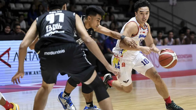 Pebasket Rajawali Medan Darryl Winata (kanan) berusaha melewati pebasket Rans Simba Bogor Daniel William Tunasey Salamena (tengah) dan Agus Salim (kiri) pada laga penyisihan grup IBL All Indonesian Piala Menpora di Hall Basket Senayan, Gelora Bung Karno, Jakarta, Kamis (26/9/2024). Rajawali Medan menang dengan skor 68-58.