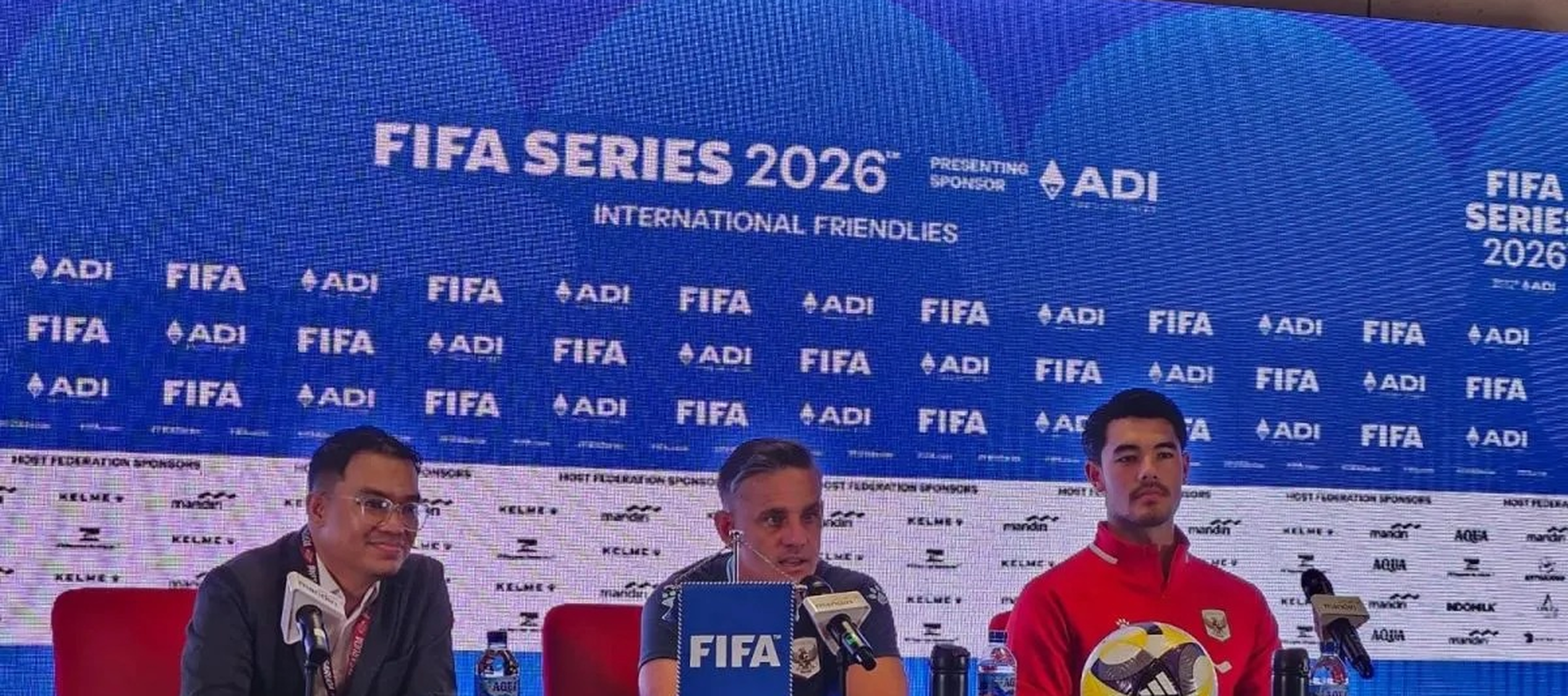 Pelatih timnas Indonesia John Herdman (tengah) dan pemain timnas Indonesia Elkan Baggott (kanan) menghadiri jumpa pers menjelang pertandingan FIFA Series melawan St Kitts and Nevis di Stadion Utama Gelora Bung Karno, Jakarta, Kamis (26/3/2026). (ANTA