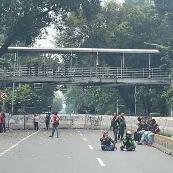 Jelang Demo Ojol, Jalan Merdeka Barat Ditutup Barikade Beton dan Kawat Berduri