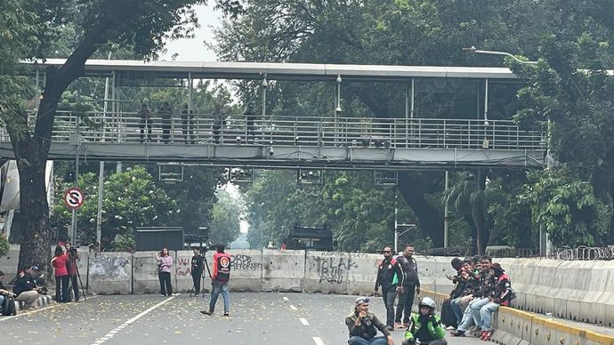 Jalan Merdeka Barat, Jakarta Pusat ditutup menjelang aksi demonstrasi yang dilakukan pengemudi ojek online dan kurir Jabodetabek (Ntvnews.id-Muslimin Trisyuliono)