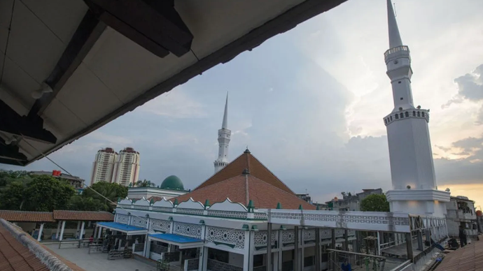 Pekerja menyelesaikan revitalisasi Masjid Jamik Keramat Luar Batang di Penjaringan, Jakarta, Jumat (26/3/2021). Revitalisasi yang dilakukan Pemerintah Provinsi DKI Jakarta itu saat ini telah mencapai sekitar 75 persen dan ditargetkan selesai pada April atau Ramadhan 2021.