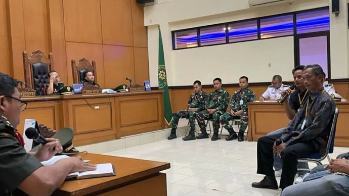 Petugas keamanan (sekuriti) di tempat istirahat (rest area) KM45, Tol Tangerang-Merak yakni Amim dan Suhendi saat bersaksi dalam sidang lanjutan kasus penembakan bos rental mobil dengan terdakwa tiga anggota TNI Angkatan Laut (AL) di Pengadilan Milit