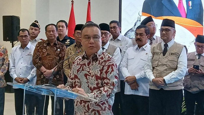 Wakil Ketua DPR RI Sufmi Dasco Ahmad menyampaikan keterangan saat melepas 391 orang jamaah calon haji yang berasal dari Embarkasi Banten melalui Bandara Internasional Soekarno-Hatta, Tangerang, Banten, Rabu (22/4/2026). ANTARA/Azmi Samsul M