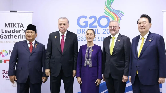 Presiden Prabowo Subianto (kiri) bersama para pemimpin MIKTA lainnya di sela KTT G20 di Brasil, Senin (18/11/2024).