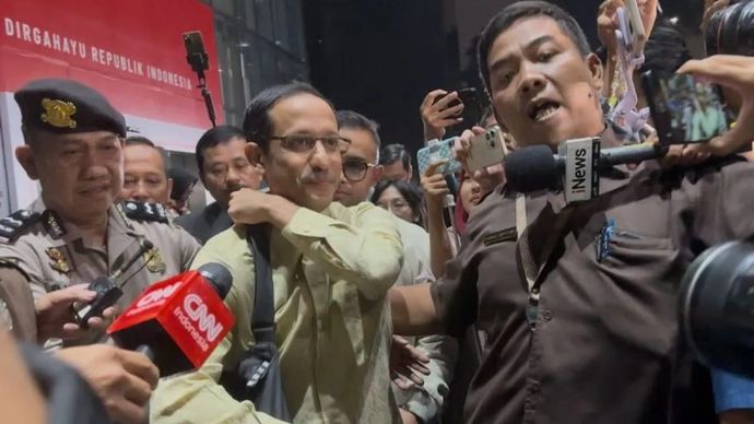 Mantan Menteri Pendidikan, Kebudayaan, Riset, dan Teknologi Nadiem Anwar Makarim (tengah) usai memberikan keterangan terkait pengadaan Google Cloud di Kemendikbudristek kepada Komisi Pemberantasan Korupsi, di Gedung Merah Putih KPK, Jakarta, Kamis 7 Agustus 2025. (ANTARA/Rio Feisal)