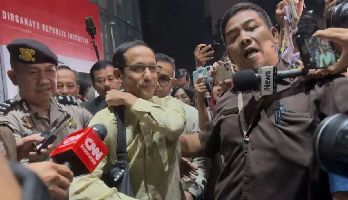 Mantan Menteri Pendidikan, Kebudayaan, Riset, dan Teknologi Nadiem Anwar Makarim (tengah) usai memberikan keterangan terkait pengadaan Google Cloud di Kemendikbudristek kepada Komisi Pemberantasan Korupsi, di Gedung Merah Putih KPK, Jakarta, Kamis 7  <b>(Antara)</b>
