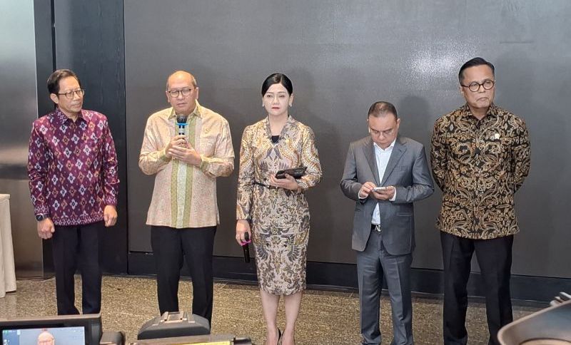 (kiri-kanan) Sirektur Penilaian Perusahaan BEI I Gede Nyoman Yetna, CEO Danantara Rosan Roeslani, Ketua Dewan Komisioner Otoritas Jasa Keuangan (OJK) Friderica Widyasari Dewi, Chief Operating Officer (COO) Danantara Dony Oskaria, dan Wakil Ketua DPR  <b>(ANTARA/ Muhammad Heriyanto)</b>