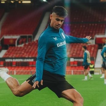 Mees Hilgers Bentangkan Merah Putih di Old Trafford Usai FC Twente Imbangi MU