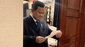 Sebuah momen penuh makna terjadi ketika Presiden Prabowo Subianto menerima sepucuk surat dari seorang siswa Sekolah Rakyat Menengah Pertama (SRMP) di Bandung Barat. Surat tersebut disampaikan melalui unggahan akun Instagram resmi Sekretariat Kabinet.