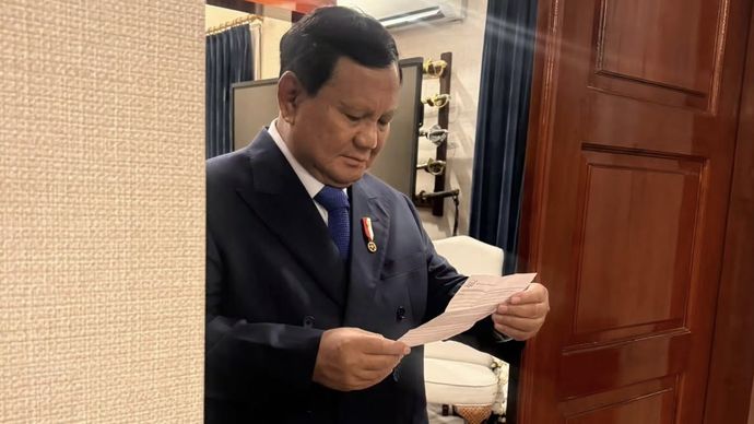 Momen Prabowo Terharu Baca Surat Ulang Tahun dari Siswa Sekolah Rakyat Bandung Barat