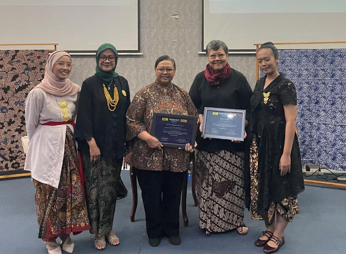 Setelah menerima sertifikat dari Bakul Budaya Nusantara (BBN) dan FIB UI, para narasumber, Dr. Dwi Mulyatari, S.S., M.A. (tengah) dan Notty J. Mahdi (kedua dari kanan),  berfoto bersama Ketua Umum BBN, Dewi Fajar Marhaeni (kedua dari kiri), moderator Wanda Alifya Tejomoyo (paling kiri), dan Ketua Panitia, Safika N.R. (paling kanan)