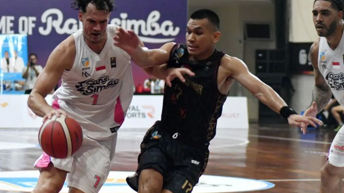 Pebasket Rans Simba Bogor Devon Doekele Van Oostrum (kiri) berusaha melewati pebasket Bima Perkasa Jogja Jan Misael Panagan (kanan) saat lanjutan pertandingan Indonesian Basketball League (IBL) 2025 di Gymnasium Sekolah Vokasi IPB, Kota Bogor, Jawa Barat, Minggu (16/2/2025).