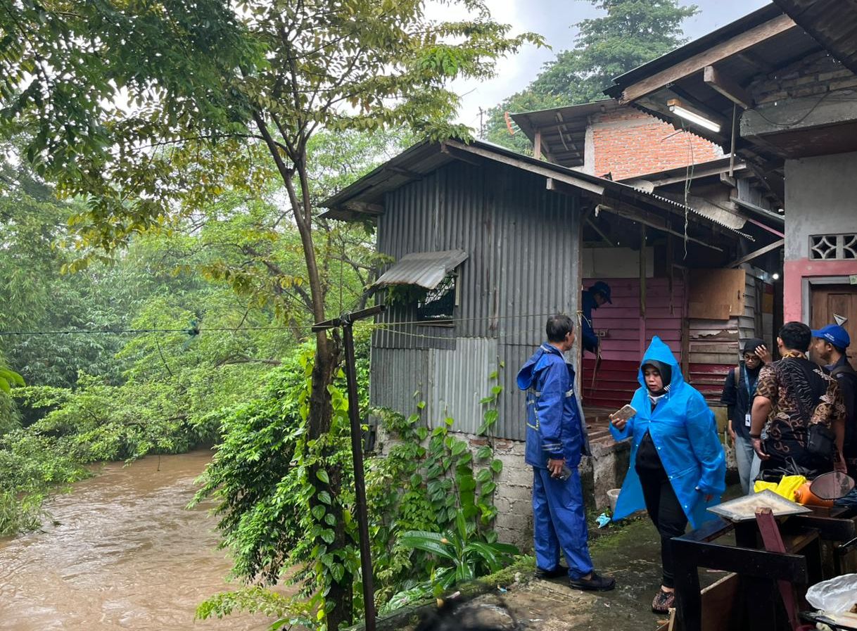 Bangunan di pinggir kali Ciliwung <b>(NTVNews.id/Adiansyah)</b>